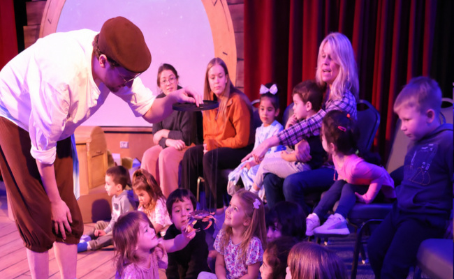 Pourquoi les enfants parlent-ils aux artistes pendant un spectacle ?