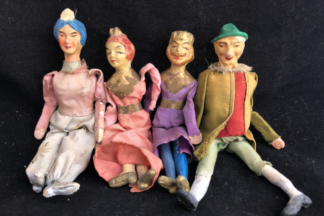 Quand le théâtre tient dans une main : peut-on jouer une vraie scène avec presque rien ?